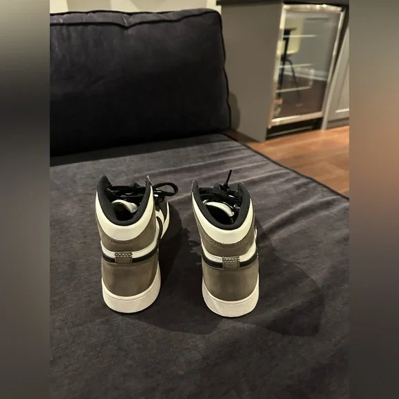 Women’s Jordan 1 Retro High Dark Mocha - Picture 4 of 10